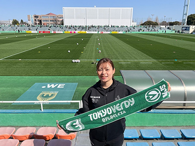 古賀選手とサッカー場